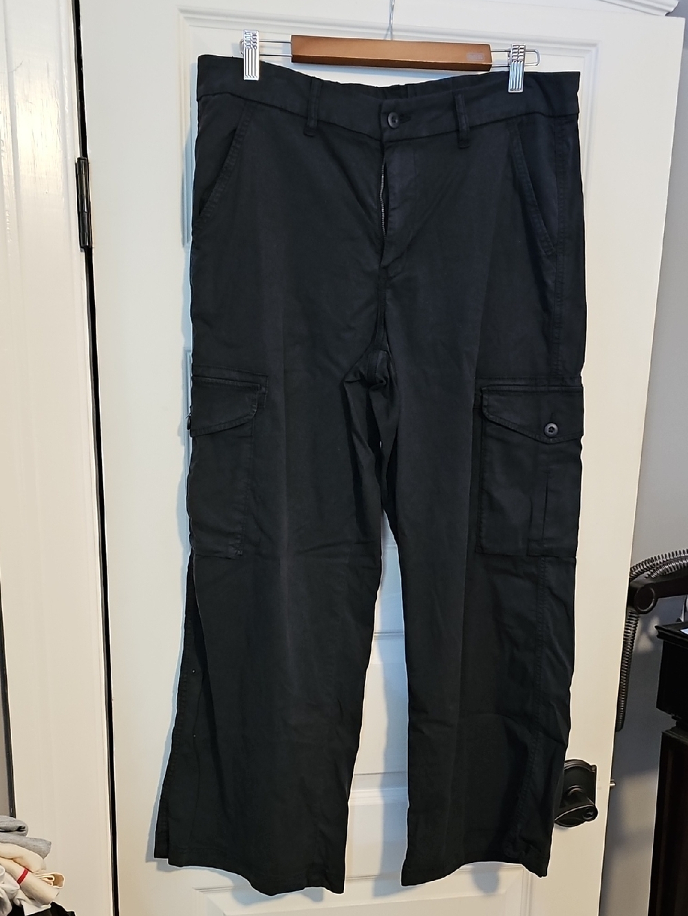 American Eagle Outfitters Black Cargo Pants — Utility Style